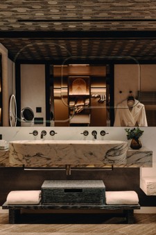 6. ROSEWOOD COURCHEVEL LE JARDIN ALPIN_PREMIER JUNIOR SUITE_BATHROOM.jpg